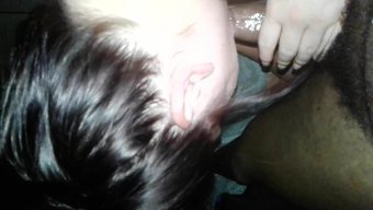 肥胖的美女给一个老白人口交