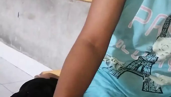 印度少年给大鸡巴手淫并接受射精