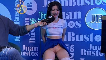 娇小的黑发美女soi...