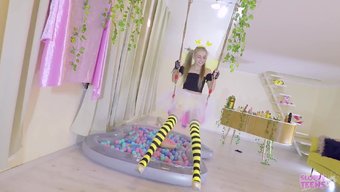 穿着蜜蜂服装的小女孩...