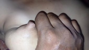 一个可爱的小妞光着身...