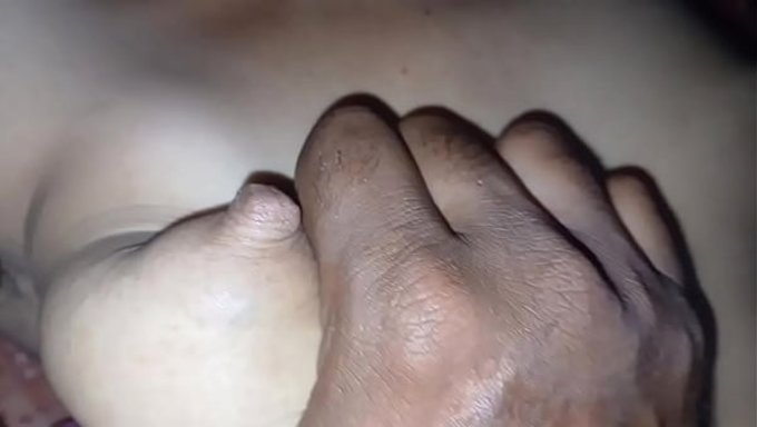 俏姑娘正光着身子做着打扫家务。