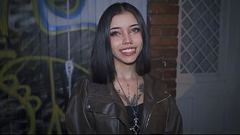 男人把他的哥特妹狠狠...