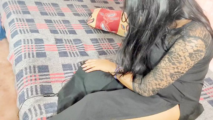 美丽的印度女人与她的伴侣享受肮脏的性爱