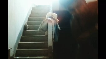 印度女学生被她的老师...