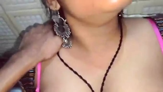 印度新娘naveen和她未来的丈夫在这个业余视频中享受他们的蜜月时光