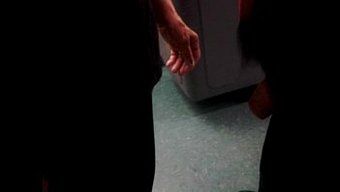 大学生在休息室里从她...