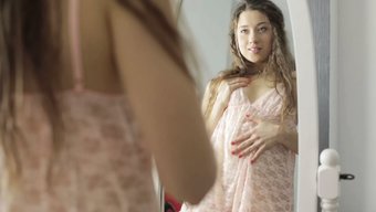 兴奋的俄罗斯少女在自...