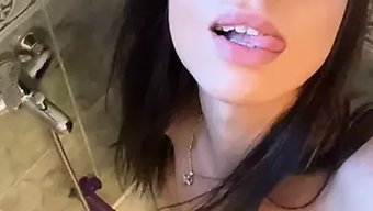 大自然的乳房和从后面...