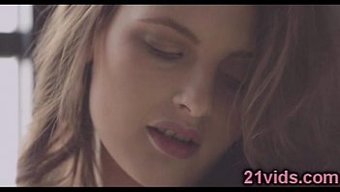 美丽的18+宝贝在热...