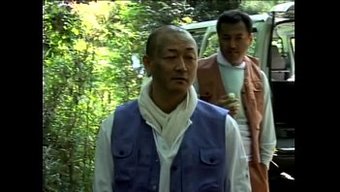 日本熟女在厨房里热切...