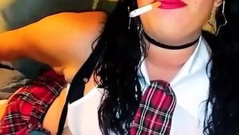 成熟的变性人吸烟并给...