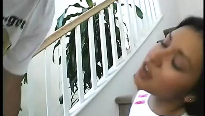 与性感的拉丁美女进行跨种族口交和自慰