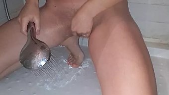 少女独自一人留在热辣...