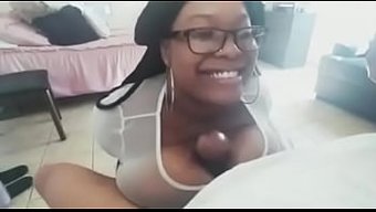 胸部丰满的妻子自制乳...