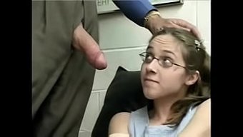 害羞的少女被大鸡巴操...