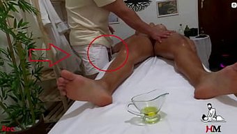 这个业余家庭按摩视频...