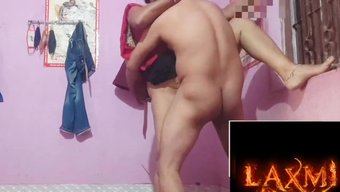 年轻的印度继子在浴室...