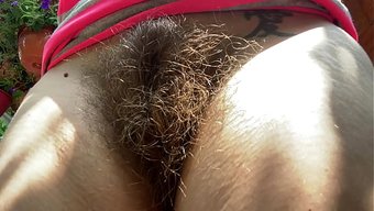 一个骚妹在户外抽两根...