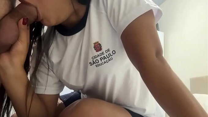 一个学生把她的屁股给了一个已婚的老师,在一场亲密的邂逅中。