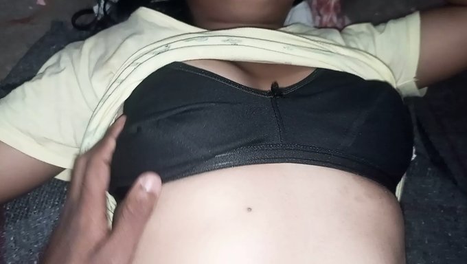 印度女孩在村子里和性感女孩做爱