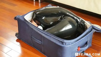 穿着乳胶服装的性感日...