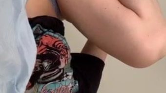 欧洲美女沉迷于胸部自慰
