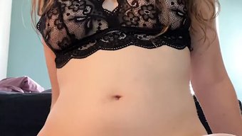 瘦女孩用假阳具自慰并被卡住