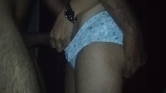 印度妻子被她的情人舔...