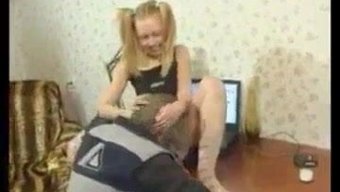 少女女儿在周日下午与...
