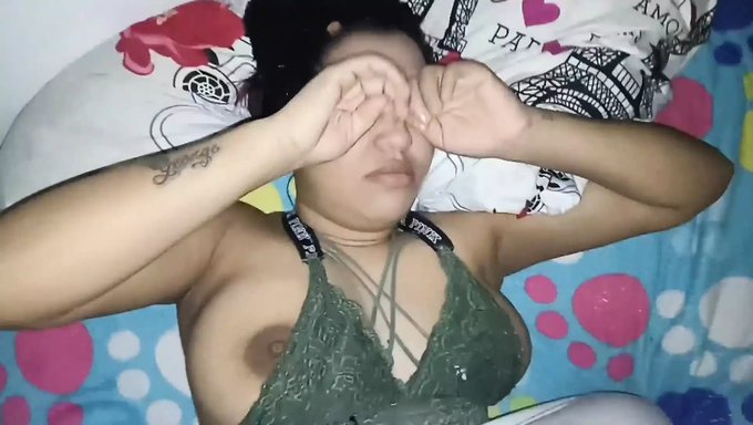 Rebeca Taylor和她的朋友一起狂欢