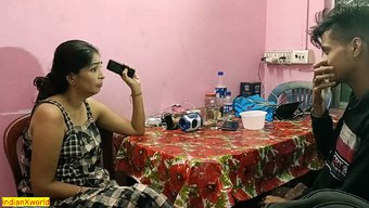 与印度少女在宿舍房间...