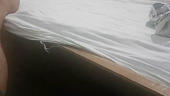 自制视频中的乳头游戏...