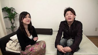 乳头夹子和震动棒挑逗...