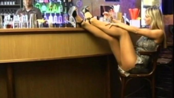 成熟的金发女郎从她的老板那里得到口交和骑乘式高跟鞋