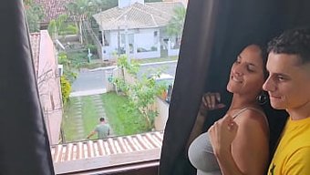 兴奋的家庭主妇在草坪...