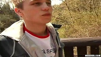 年轻男子给另一个男人...