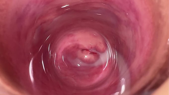 骚女张开双腿,露出湿漉漉多汁的淫穴