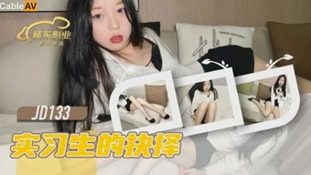 少女秘书从后面与她的...