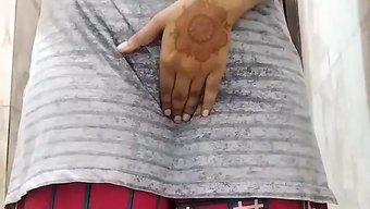 年轻的印度女孩在取悦...