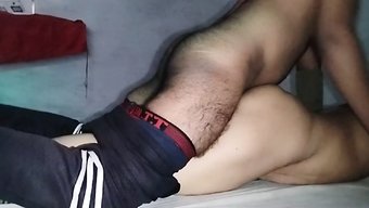 青少年(18+)在硬...