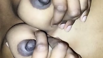 成熟的印度女人在旅馆...
