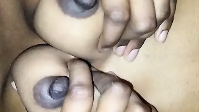成熟的印度女人在旅馆房间里被她的情人操了