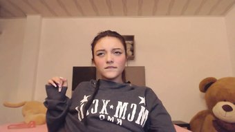 观看一个可爱的金发女...
