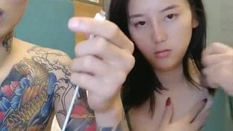 亚洲夫妇一起享受网络...