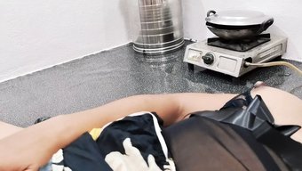 少女家庭主妇在厨房里...
