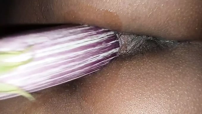 斯里兰卡少女紧身阴道与业余阴茎玩乐