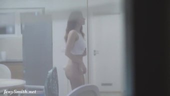 发现她正在拍妖艳的照片