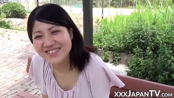日本宝贝在公园里公共...