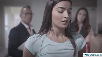 年轻女孩在禁忌视频中...